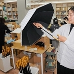 完全遮光の日傘の工夫を語る「サンバリア１００」の辻本奈未次期社長＝神戸市東灘区本山中町３