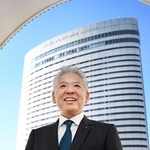 「後進へいい形で引き継げるよう、しっかり事業展開したい」と話す神戸ポートピアホテルの中内仁社長＝神戸市中央区港島中町６（撮影・大田将之）
