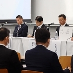 災害時や防災における流通業の役割について議論する中内潤・流通科学大理事長（右端）ら＝神戸市西区学園西町３（同大提供）