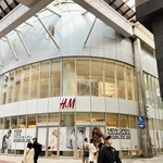 ２月２８日のオープンに向けて準備が進む「Ｈ＆Ｍ三宮店」＝神戸市中央区三宮町１