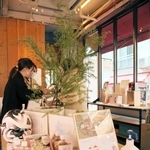 「ｎｏｒｏｓｉ．ｋｏｂｅ（ノロシ　ドット　コウベ）」の店内。起業家たちが生み出した試作品の展示もある＝神戸市中央区北長狭通３