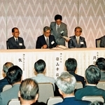 ＷＨＯ神戸センター設立覚書の調印式に臨む（左から）亀高素吉神戸製鋼所社長、牧冬彦神戸商工会議所会頭、笹山幸俊神戸市長、貝原俊民兵庫県知事、中嶋宏ＷＨＯ事務総長（いずれも当時）＝１９９５年８月、神戸市中央区