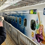 東海道新幹線で運行を始めた東京ディズニーシー「ファンタジースプリングス」の特別塗装車両＝21日夕、ＪＲ新大阪駅