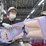 正確かつ素早くミシンを操り、立体的な縫製でランドセルを仕上げていく＝たつの市龍野町片山、セイバン（撮影・大田将之）