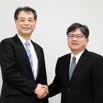 タクマの新社長に就く濵田州朗取締役常務執行役員（右）と、会長に就く南條博昭社長＝大阪市中央区北浜１