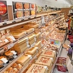 ピザやパンなどのオリジナル商品が並ぶオーケー西宮北口店＝西宮市芦原町