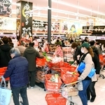 昨年１２月１７日にオープンした「ロピア西宮今津店」。派手な装飾で購買意欲を盛り上げる＝西宮市今津港町