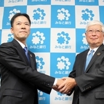 みなと銀行の社長に就く持丸秀樹取締役専務執行役員（左）と、会長に就く武市寿一社長＝神戸市中央区三宮町２