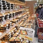 税抜きで３００円を切る「ロースかつ重」などが並ぶオーケー西宮北口店＝西宮市芦原町