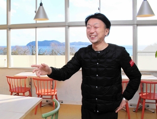 廃校を利用した農業体験・宿泊施設「アグリミュージアムＮＡＤＡ」で、今後の展望を語るエコリカルの菊川健一社長＝南あわじ市灘山本