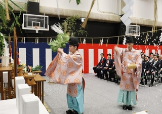 竣工式では、バスケットゴールの前で神事が執り行われた＝３日午後、神戸市中央区新港町、ジーライオンアリーナ神戸（撮影・笠原次郎）