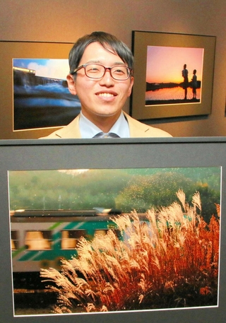初の個展を開いた鉄道写真家で大手重工メーカー広報の岡内祐治さん＝大阪市北区東天満２