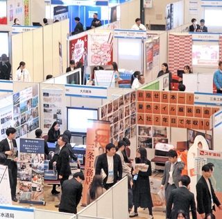 県内外の企業が集った「マイナビ就職ＥＸＰＯ」の会場＝神戸市中央区港島中町６、神戸国際展示場