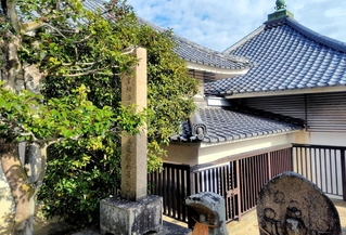 神呪寺に建立されている関東大震災の慰霊塔。発生当時、東京では悪質なデマが流布され、社会は混乱した（２０２４年、西宮市、筆者撮影）