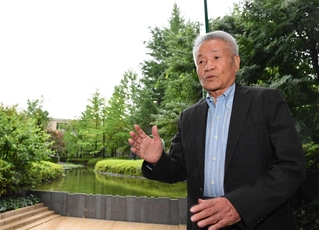 「日産には独裁を許す企業風土がある」と話した高杉良さん＝２０２１年、東京都杉並区