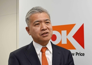 関西展開について語るオーケーの二宮涼太郎社長＝大阪府東大阪市高井田本通７、同社関西事務所