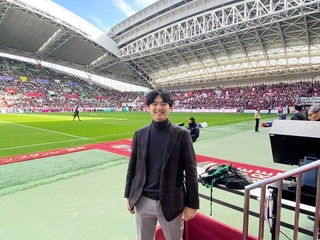 ２月１５日のヴィッセル神戸開幕戦に駆け付けた久保駿貴さん＝神戸市兵庫区御崎町１、ノエビアスタジアム神戸（（Ｃ）ＶＩＳＳＥＬ　ＫＯＢＥ）