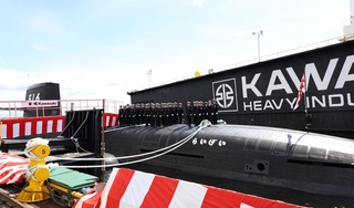 防衛省に引き渡された潜水艦「らいげい」＝６日午後、神戸市中央区東川崎町２、川崎重工業神戸工場（撮影・丸山桃奈）