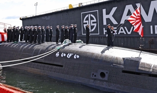 防衛省に引き渡された潜水艦「らいげい」＝６日午前、神戸市中央区東川崎町２、川崎重工業神戸工場（撮影・丸山桃奈）