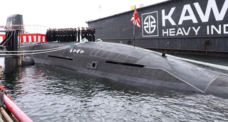 防衛省に引き渡された潜水艦「らいげい」＝６日午後、神戸市中央区東川崎町２、川崎重工業神戸工場（撮影・丸山桃奈）