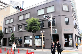「ＢＩＯＴＯＰ　ＫＯＢＥ」の外観。ビルの１、２階に入る＝神戸市中央区江戸町