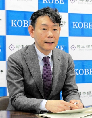 兵庫県内の景気について説明する日銀神戸支店の別所昌樹支店長＝神戸市中央区京町