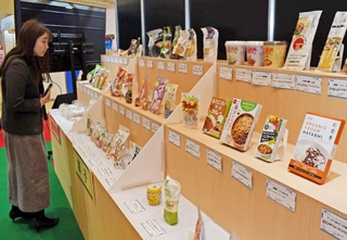 食品メーカーの商品が並ぶ展示会＝神戸市中央区港島中町６、神戸国際展示場