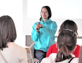 大山加奈さん（中央）と社員が女性の運動機会について語り合ったアシックスのイベント＝神戸市中央区加納町４、アンカー神戸