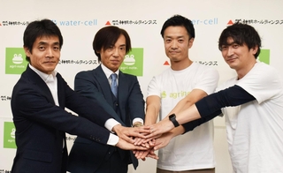 提携を発表した神明ホールディングスの藤尾益雄社長（左から２人目）、ウォーターセルの渡辺拓也社長（同３人目）ら＝神戸市中央区栄町通６