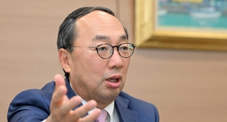 組織風土改革の手応えなどを語る三菱電機の漆間啓社長＝大阪市北区（撮影・風斗雅博）