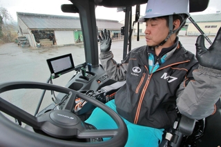 自動操舵（そうだ）システムを導入した田植え機の運転席。手を離しても高い精度で進む＝丹波篠山市八上上