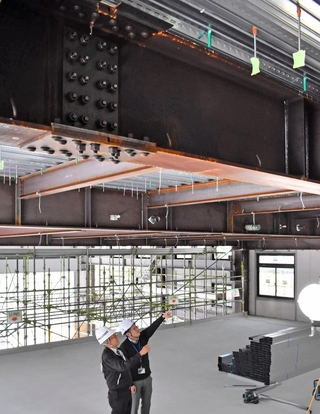 建設中のサンテェムの新社屋。天井のＨ形鋼にヤマトスチールのグリーン鋼材を採用した＝姫路市飾磨区細江