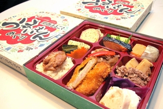 まねき食品などが開発した弁当「関西まるごとうまいもんめぐり」＝大阪市北区曽根崎新地１、大阪調理製菓専門学校