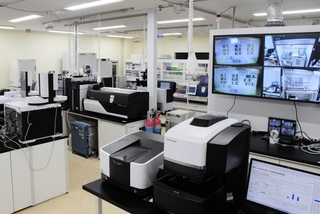 島津製作所が開設したバイオものづくり研究拠点。１５種類以上の分析機器などを備える＝神戸市中央区港島南町１