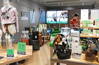 アスレチックなど野外レジャー用のグッズやアパレル商品が並ぶ「レングボーゲ」の店内＝神戸市中央区雲井通７、ミント神戸