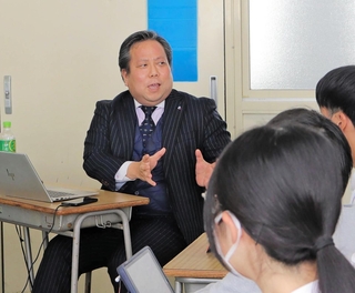 生徒らの発表を講評する関西エアポート神戸の藤原大輔神戸統括部長＝神戸市垂水区星陵台４、星陵高校