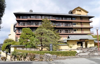 ６月２日を最後に営業を停止する旅館「古泉閣」＝神戸市北区有馬町