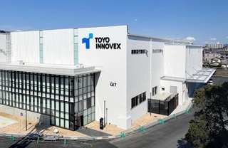 「ＴＯＹＯイノベックス」の看板が掲げられた東洋機械金属の新工場＝明石市二見町福里