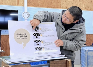 丹波篠山で最高級の黒大豆が栽培されるようになった背景などを説明する丹波たぶち農場の田渕泰久さん＝丹波篠山市（筆者提供）