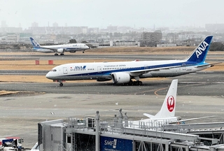 大阪（伊丹）空港に離着陸する航空機。４月から、午後９時までの運用時間を過ぎて離着陸する遅延便には追加料金が課される＝２月