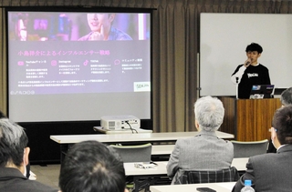 持てる経営資源を生かし、新規事業のアイデアを披露する中小企業の後継ぎ候補たち＝神戸市中央区八幡通４、三宮研修センター