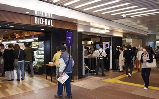 食品スーパー２店がオープンした「さんちか１番街」＝27日午前、神戸市中央区三宮町１