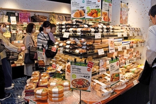 神戸牛など地元食材を使った総菜が並ぶ「紀ノ国屋アントレ神戸さんちか店」＝27日午前、神戸市中央区三宮町１