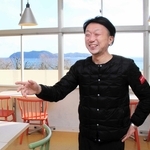 廃校を利用した農業体験・宿泊施設「アグリミュージアムＮＡＤＡ」で、今後の展望を語るエコリカルの菊川健一社長＝南あわじ市灘山本
