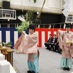 竣工式では、バスケットゴールの前で神事が執り行われた＝３日午後、神戸市中央区新港町、ジーライオンアリーナ神戸（撮影・笠原次郎）