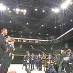 ジーライオンアリーナ神戸の完成を受け、報道陣の質問に答える久元喜造神戸市長ら＝３日午後、神戸市中央区新港町（撮影・笠原次郎）
