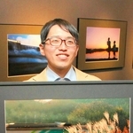 初の個展を開いた鉄道写真家で大手重工メーカー広報の岡内祐治さん＝大阪市北区東天満２
