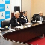 神戸商工会議所の定例記者会見に出席した川崎博也会頭（左から３番目）と副会頭ら＝神戸市中央区港島中町６（撮影・谷口夏乃）