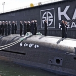防衛省に引き渡された潜水艦「らいげい」＝６日午前、神戸市中央区東川崎町２、川崎重工業神戸工場（撮影・丸山桃奈）