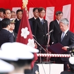 金子容三防衛政務官（中段左）に引き渡し書を渡す川崎重工業の橋本康彦社長（中段右から２人目）＝６日午前、神戸市中央区東川崎町２、川崎重工業神戸工場（撮影・丸山桃奈）